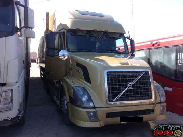 Тягач седельный Volvo VNL 2003 год 