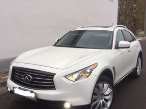 Infiniti FX35, 2010